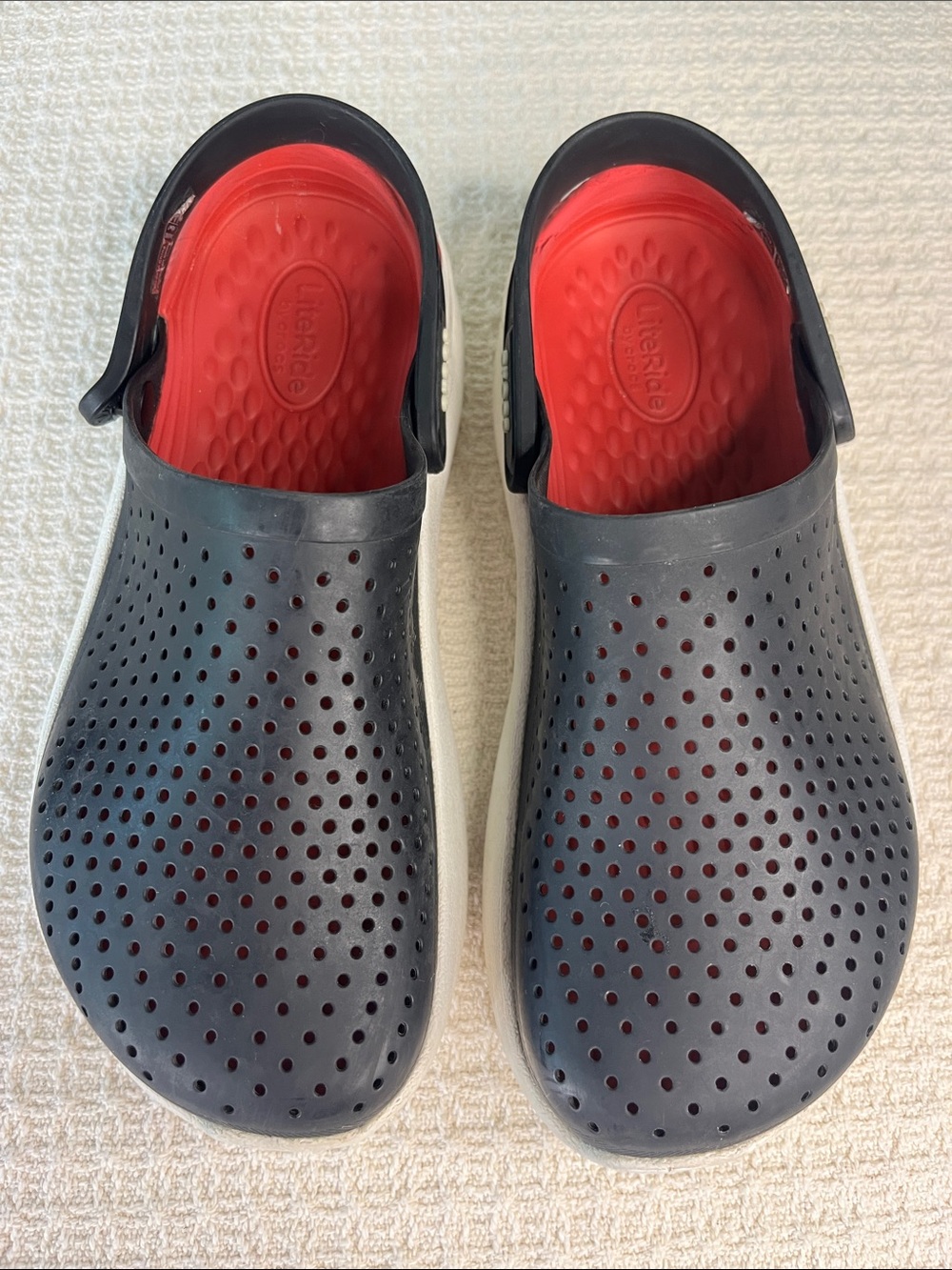 CROCS unisex Lite Ride clogs, black, red & white, men sz 5 women sz 7,
